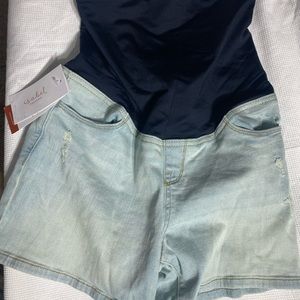 NWT Maternity shorts size 4